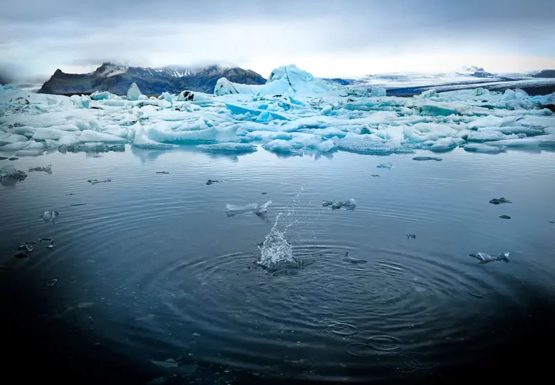Un ghiacciaio che si scioglie in Islanda
