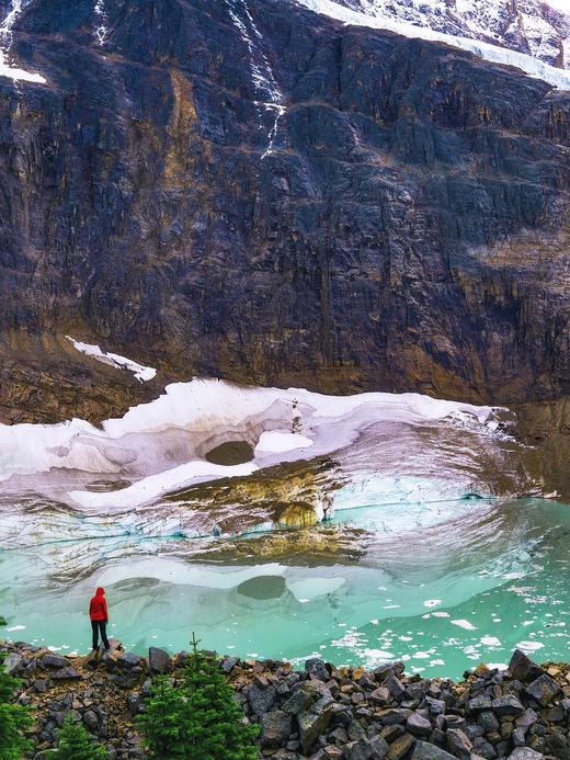 Il fronte di un ghiacciaio di montagna e il lago glaciale ai suoi piedi